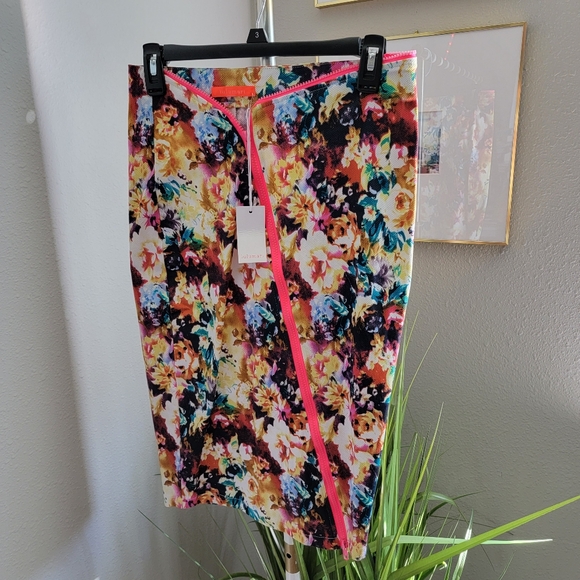 Floral Pencil skirt - Picture 2 of 5